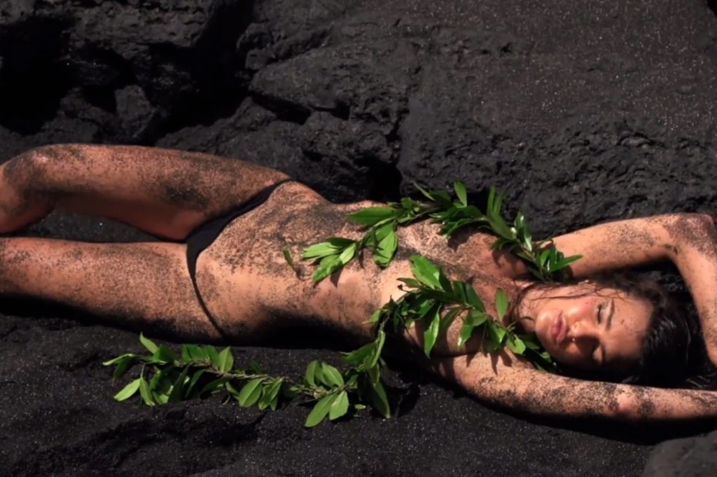 Emily Ratajkowski: The Bombshell of Summer 1