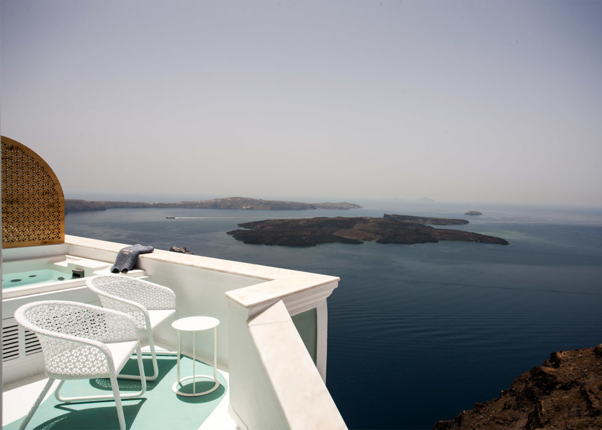 KLab creates smoothly curved interior for Santorini hotel 1