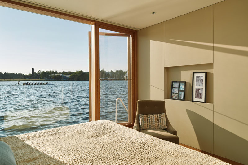 the Floating Home Lives On A Lake In Seattle 9