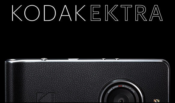 繼松下Lumix DMC CM1推出很長時間以後,柯達也玩起了跨界,這家以做膠片和沖印起家的廠商,似乎想用主流的安卓手機形式+老牌的公知度,掀起手機拍照的又一次革命,噱頭很足,不過究竟配置如何,還是讓我們來考量一下。 這款名為Ektra的手機是柯達全新推出的一款安卓系統手機,以拍照為主打,名字也是情懷十足,致敬柯達的老款經典相機,也告訴消費者,這款手機的拍攝能力的強大。從背面看去,皮質紋理的設計和橫向使用翹起的側面,讓Ektra看起來就像一部DC,還有專門的物理拍照按鍵,手機三側應該都是金屬材質。 攝像頭採用了索尼IMX230傳感器,F2.0的較大光圈,同時還有1300萬像素攝像頭,拍照介面也相當專業,同時支持光學防都和相位對焦。不過令人好奇的是,柯達多年膠片時代所留下的經典色彩,是否在這部手機裡會以濾鏡的方式呈現。 5英吋的1080P螢幕 聯發科Helio X20處理器的運用相對主流但比較一般,32GB的RM和3GBRAM也比較能說得過去,不過支持SD卡拓展,預裝Android 6.0系統。不知道449英鎊的售價,你會不會為它買單呢? 3