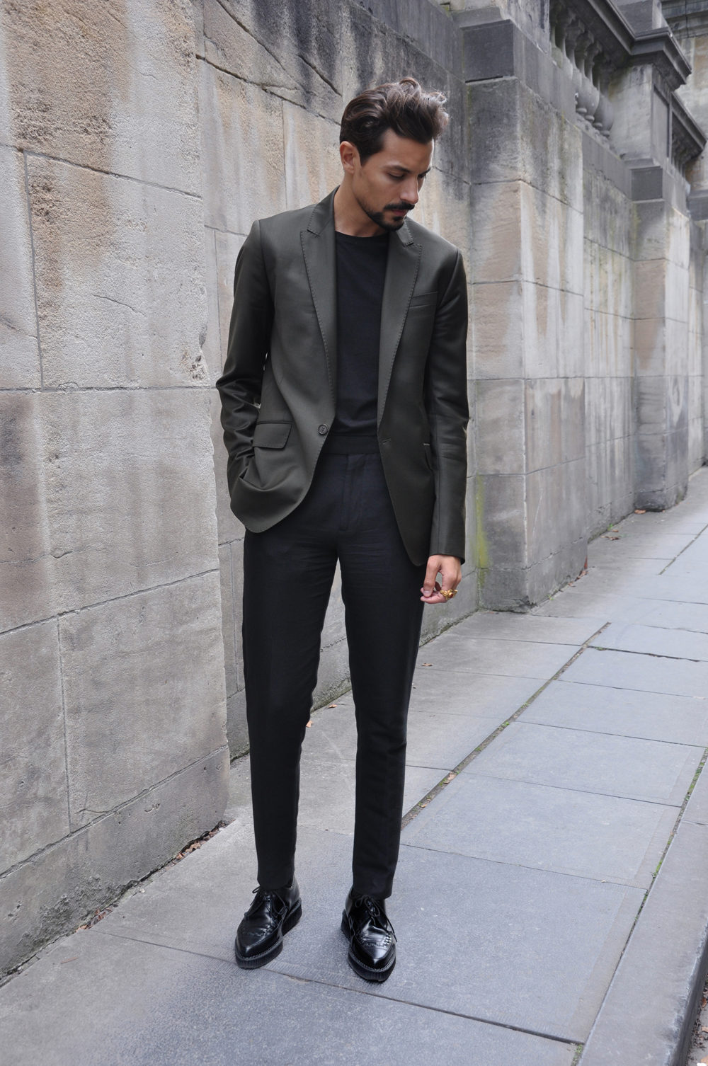 Серо черные ботинки. Серый пиджак и черные брюки мужские. Пиджак к черным брюкам. Мужской классический образ. Серый пиджак с черными брюками.